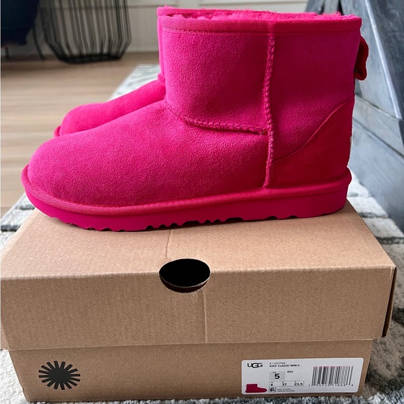 SOLD. UGG KIDS CLASSIC MINI II BOOTS! NIB! BIG KID! COLOR RADISH! SEVERAL SIZES - Picture 2 of 3